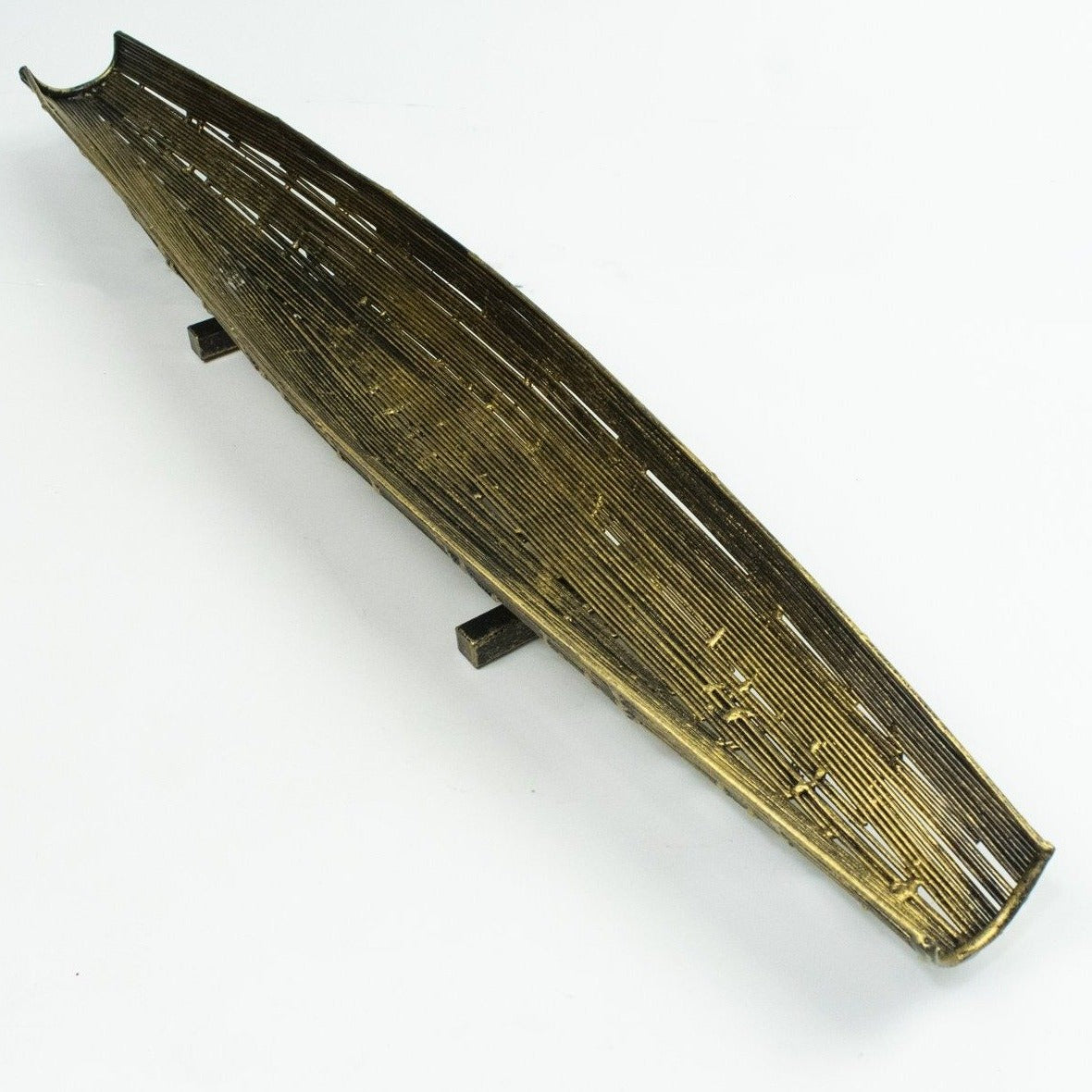 Bandeja ideal para usar en mesas auxiliares o complementar la decoración de la mesa de centro. Por sus colores y diseño es ideal para tus ambientes, solo en Vertihome. 