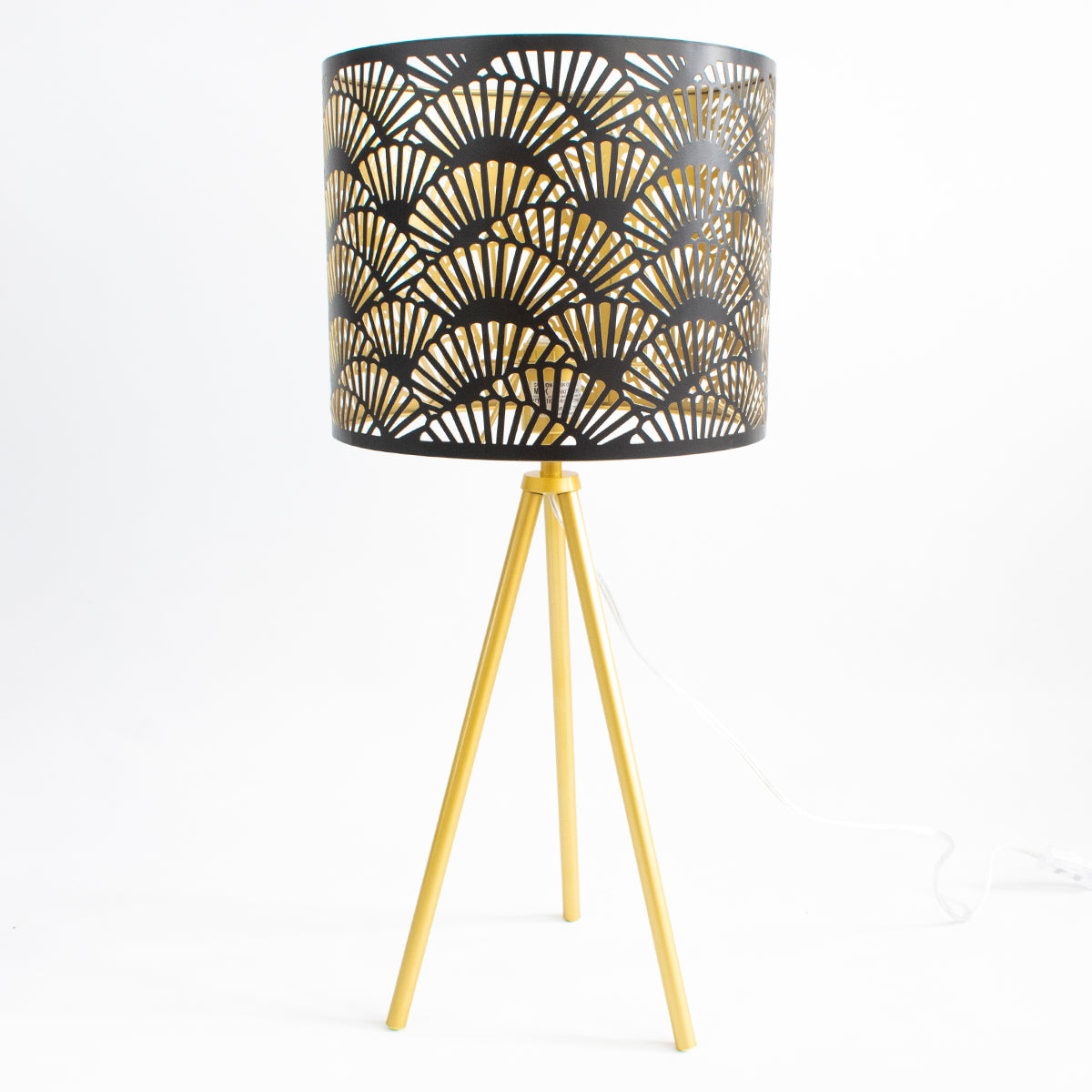 En Vertihome encontraras las Lámpara de mesa mas excusabas, esta lampara esta hecha  con base en aluminio, caperuza dorada. Ideal para ambientes modernos, contemporáneos . Puedes usarla en habitación o mesas auxiliares de sala o estudios. 