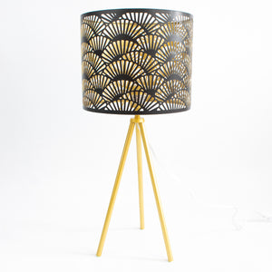 En Vertihome encontraras las Lámpara de mesa mas excusabas, esta lampara esta hecha  con base en aluminio, caperuza dorada. Ideal para ambientes modernos, contemporáneos . Puedes usarla en habitación o mesas auxiliares de sala o estudios. 