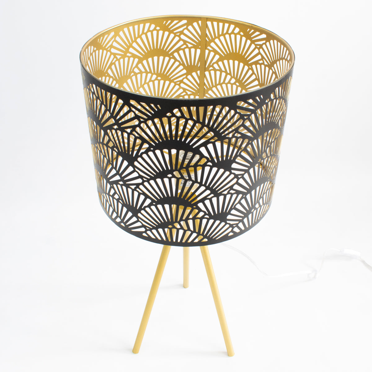 En Vertihome encontraras las Lámpara de mesa mas excusabas, esta lampara esta hecha  con base en aluminio, caperuza dorada. Ideal para ambientes modernos, contemporáneos . Puedes usarla en habitación o mesas auxiliares de sala o estudios. 