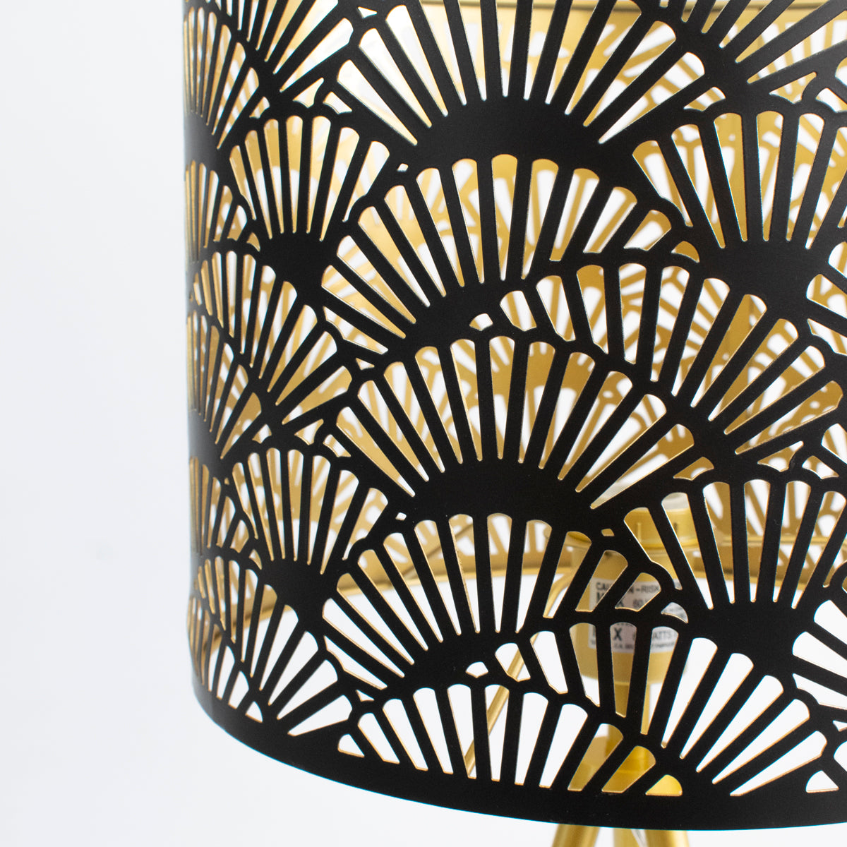En Vertihome encontraras las Lámpara de mesa mas excusabas, esta lampara esta hecha  con base en aluminio, caperuza dorada. Ideal para ambientes modernos, contemporáneos . Puedes usarla en habitación o mesas auxiliares de sala o estudios. 