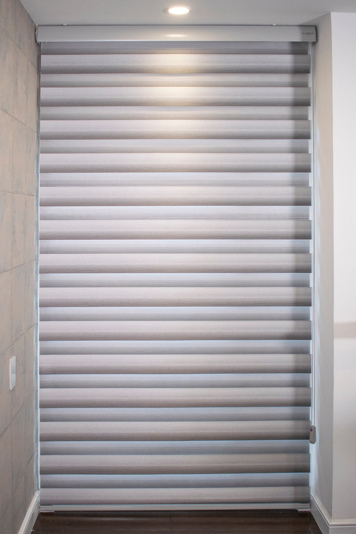 Nuestra cortina/persiana Doble Función permite deslizar y traslapar sus franjas para que puedas graduar el nivel de iluminación y privacidad que quieres en el ambiente. La tela New york otorga una protección a tus muebles de los rayos UV y esta diseñada para darle un toque elegante, moderno y personal. 