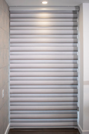 Nuestra cortina/persiana Doble Función permite deslizar y traslapar sus franjas para que puedas graduar el nivel de iluminación y privacidad que quieres en el ambiente. La tela New york otorga una protección a tus muebles de los rayos UV y esta diseñada para darle un toque elegante, moderno y personal. 