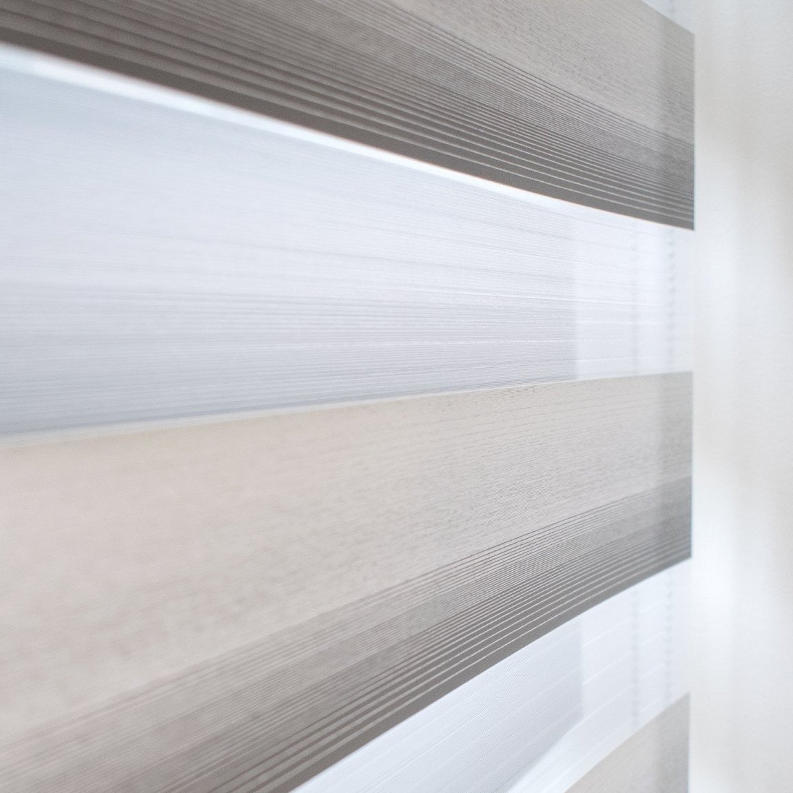 Nuestra cortina/persiana Doble Función permite deslizar y traslapar sus franjas para que puedas graduar el nivel de iluminación y privacidad que quieres en el ambiente. La tela New york otorga una protección a tus muebles de los rayos UV y esta diseñada para darle un toque elegante, moderno y personal. 
