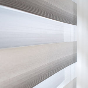 Nuestra cortina/persiana Doble Función permite deslizar y traslapar sus franjas para que puedas graduar el nivel de iluminación y privacidad que quieres en el ambiente. La tela New york otorga una protección a tus muebles de los rayos UV y esta diseñada para darle un toque elegante, moderno y personal. 