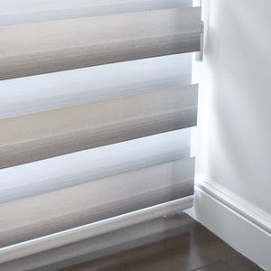 Nuestra cortina/persiana Doble Función permite deslizar y traslapar sus franjas para que puedas graduar el nivel de iluminación y privacidad que quieres en el ambiente. La tela New york otorga una protección a tus muebles de los rayos UV y esta diseñada para darle un toque elegante, moderno y personal. 