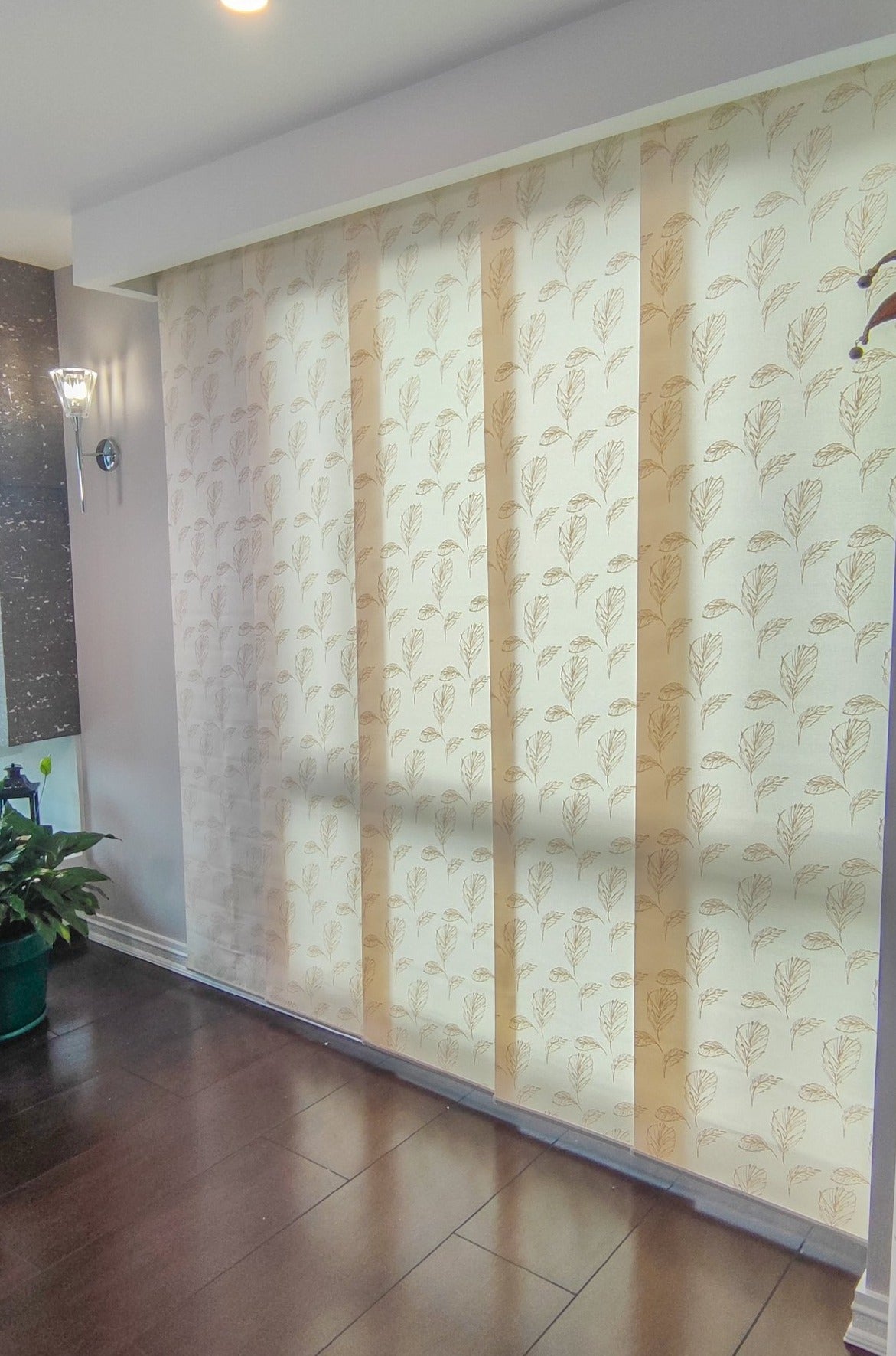 El panel Japones Blackout Deluxe es perfecto para decorar tus salas, balcones y comedores dándoles un toque de vida y energía. Permite bloquear el paso de la luz para que regules la luminosidad de tus ambientes, fácil de combinar con tus muebles y accesorios. 