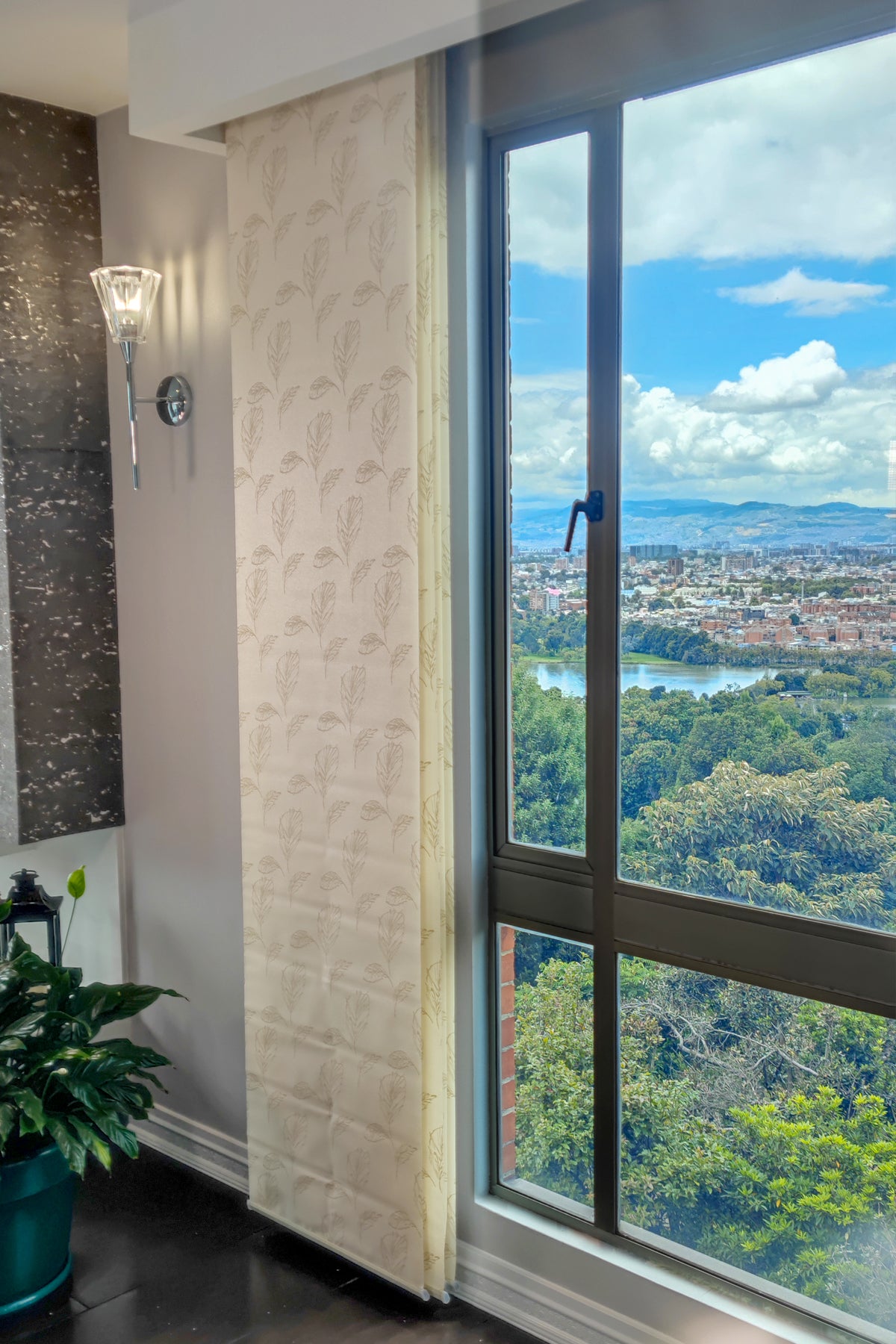 El panel Japones Blackout Deluxe es perfecto para decorar tus salas, balcones y comedores dándoles un toque de vida y energía. Permite bloquear el paso de la luz para que regules la luminosidad de tus ambientes, fácil de combinar con tus muebles y accesorios. 