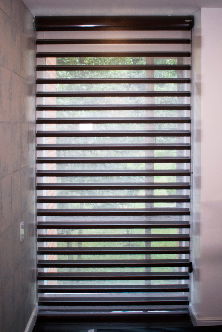 Nuestra cortina Shangrila tres pulgadas blackout permite deslizar y traslapar sus franjas para que puedas graduar el nivel de iluminación y privacidad que quieres en el ambiente. La tela otorga una protección a tus muebles de los rayos UV y esta diseñada para darle un toque moderno, elegante y personal. 