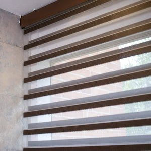 Nuestra cortina Shangrila tres pulgadas blackout permite deslizar y traslapar sus franjas para que puedas graduar el nivel de iluminación y privacidad que quieres en el ambiente. La tela otorga una protección a tus muebles de los rayos UV y esta diseñada para darle un toque moderno, elegante y personal. 