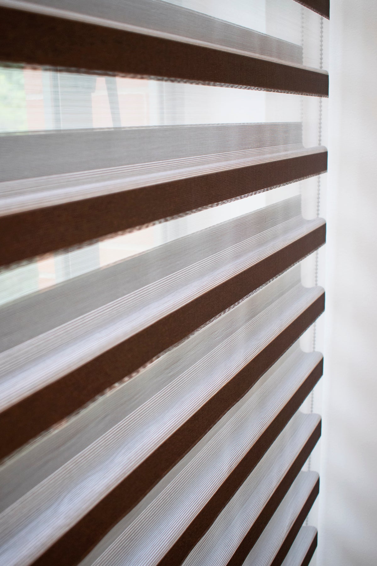 Nuestra cortina Shangrila tres pulgadas blackout permite deslizar y traslapar sus franjas para que puedas graduar el nivel de iluminación y privacidad que quieres en el ambiente. La tela otorga una protección a tus muebles de los rayos UV y esta diseñada para darle un toque moderno, elegante y personal. 