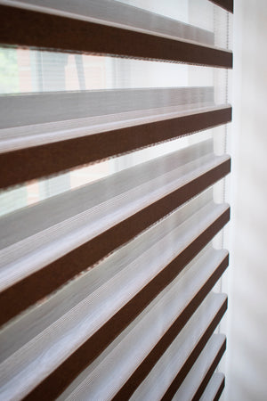 Nuestra cortina Shangrila tres pulgadas blackout permite deslizar y traslapar sus franjas para que puedas graduar el nivel de iluminación y privacidad que quieres en el ambiente. La tela otorga una protección a tus muebles de los rayos UV y esta diseñada para darle un toque moderno, elegante y personal. 