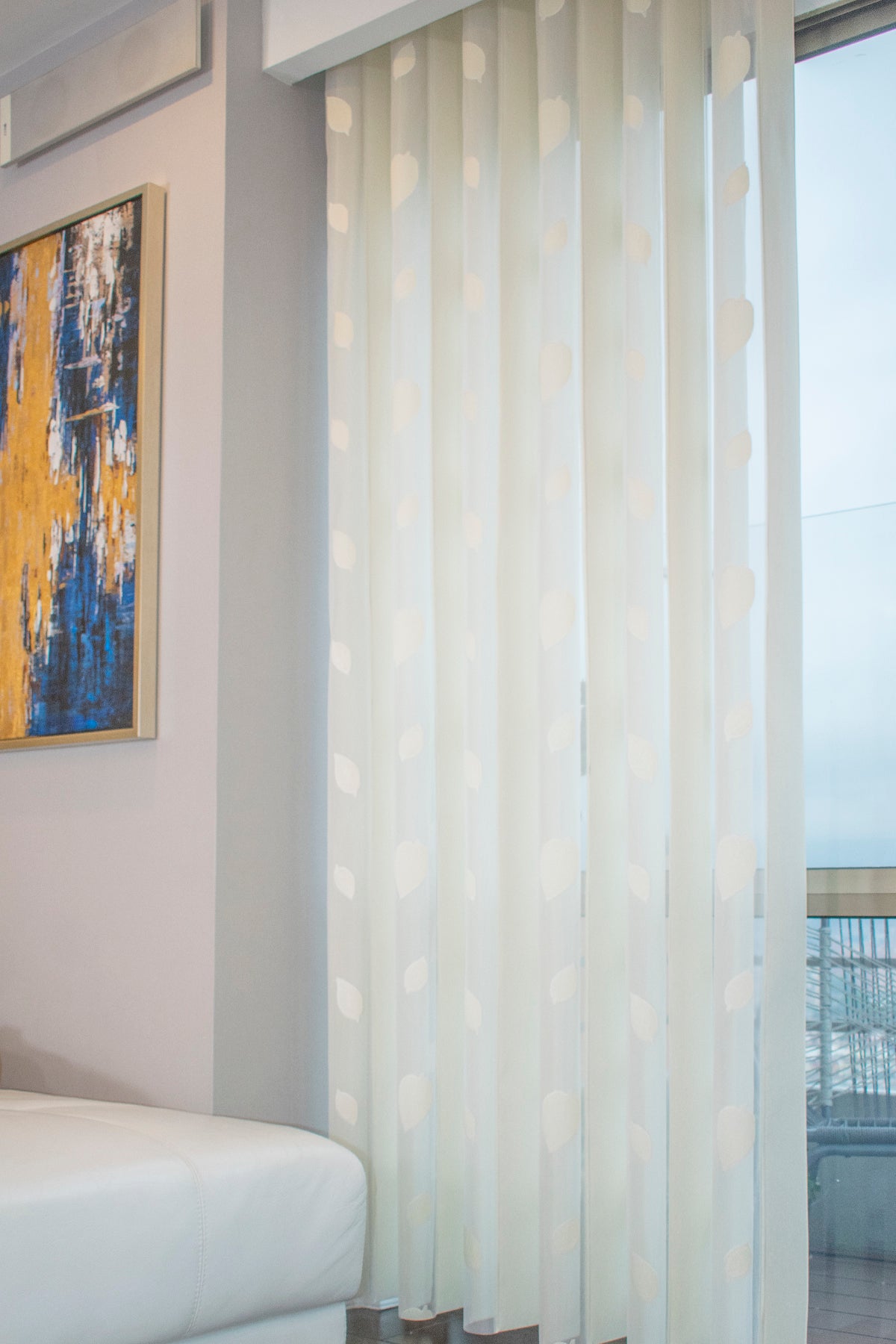 La Vertishade 003 de Vertihome, es perfecta para decorar tus salas, balcones, grandes ventanas de techo a piso, dándoles un toque de vida, modernidad, innovación y elegancia a tu hogar. Permite el paso de la luz moderado para que regules la luminosidad de tus ambientes, fácil de combinar con tus muebles y accesorios    con sus lienzos delgados puede generar movimientos hacia izquierda, derecha o a los extremos de acuerdo a la necesidad que se tenga. 