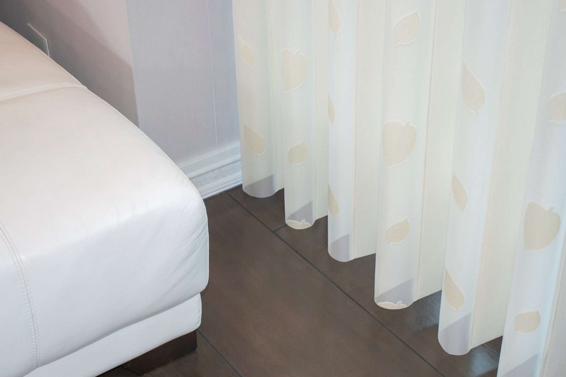 La Vertishade 003 de Vertihome, es perfecta para decorar tus salas, balcones, grandes ventanas de techo a piso, dándoles un toque de vida, modernidad, innovación y elegancia a tu hogar. Permite el paso de la luz moderado para que regules la luminosidad de tus ambientes, fácil de combinar con tus muebles y accesorios    con sus lienzos delgados puede generar movimientos hacia izquierda, derecha o a los extremos de acuerdo a la necesidad que se tenga. 