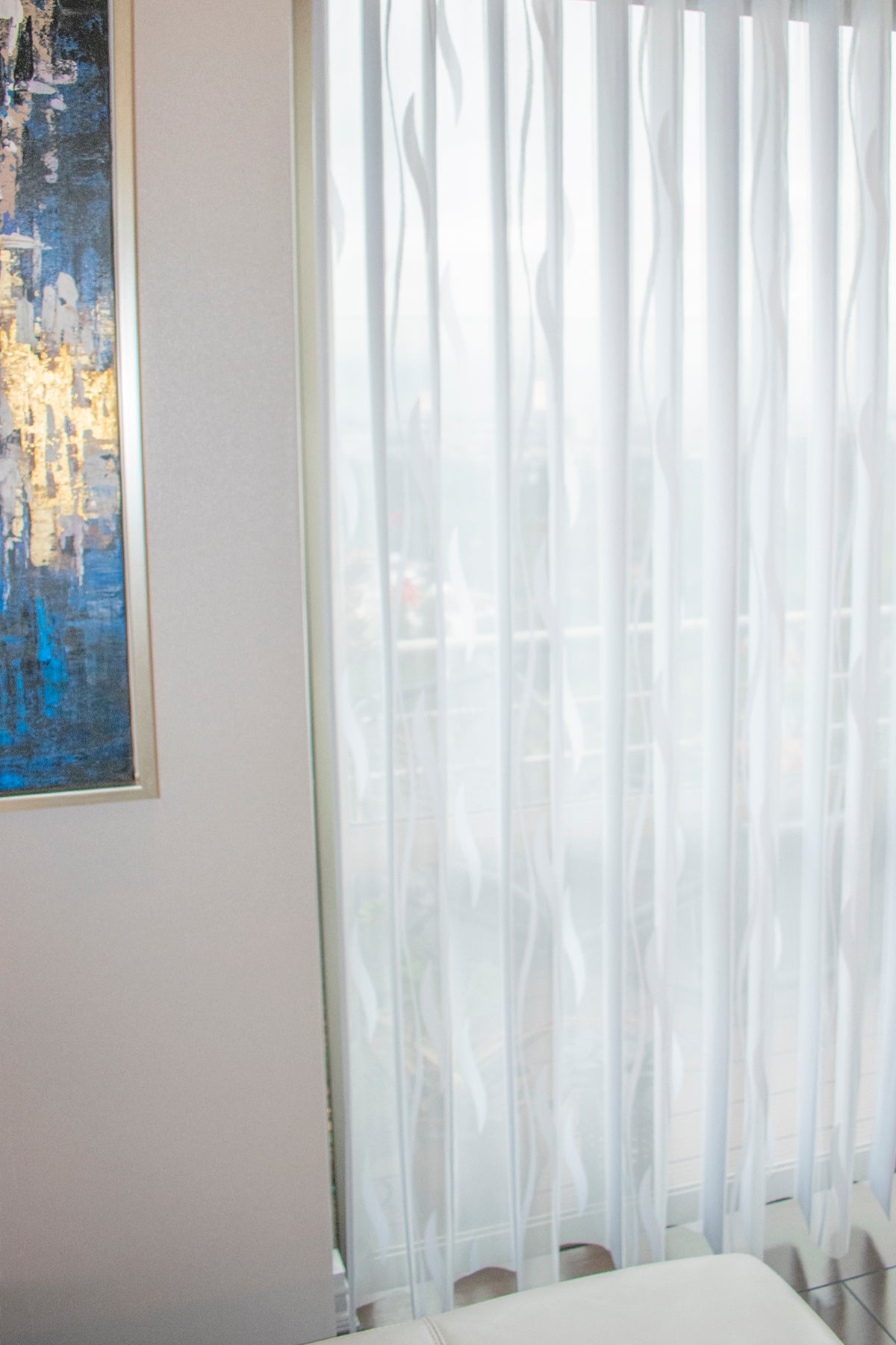 La Vertishade 005 de Vertihome, es perfecta para decorar tus salas, balcones, grandes ventanas de techo a piso, dándoles un toque de vida, modernidad, innovación y elegancia a tu hogar. Permite el paso de la luz moderado para que regules la luminosidad de tus ambientes, fácil de combinar con tus muebles y accesorios    con sus lienzos delgados puede generar movimientos hacia izquierda, derecha o a los extremos de acuerdo a la necesidad que se tenga. 