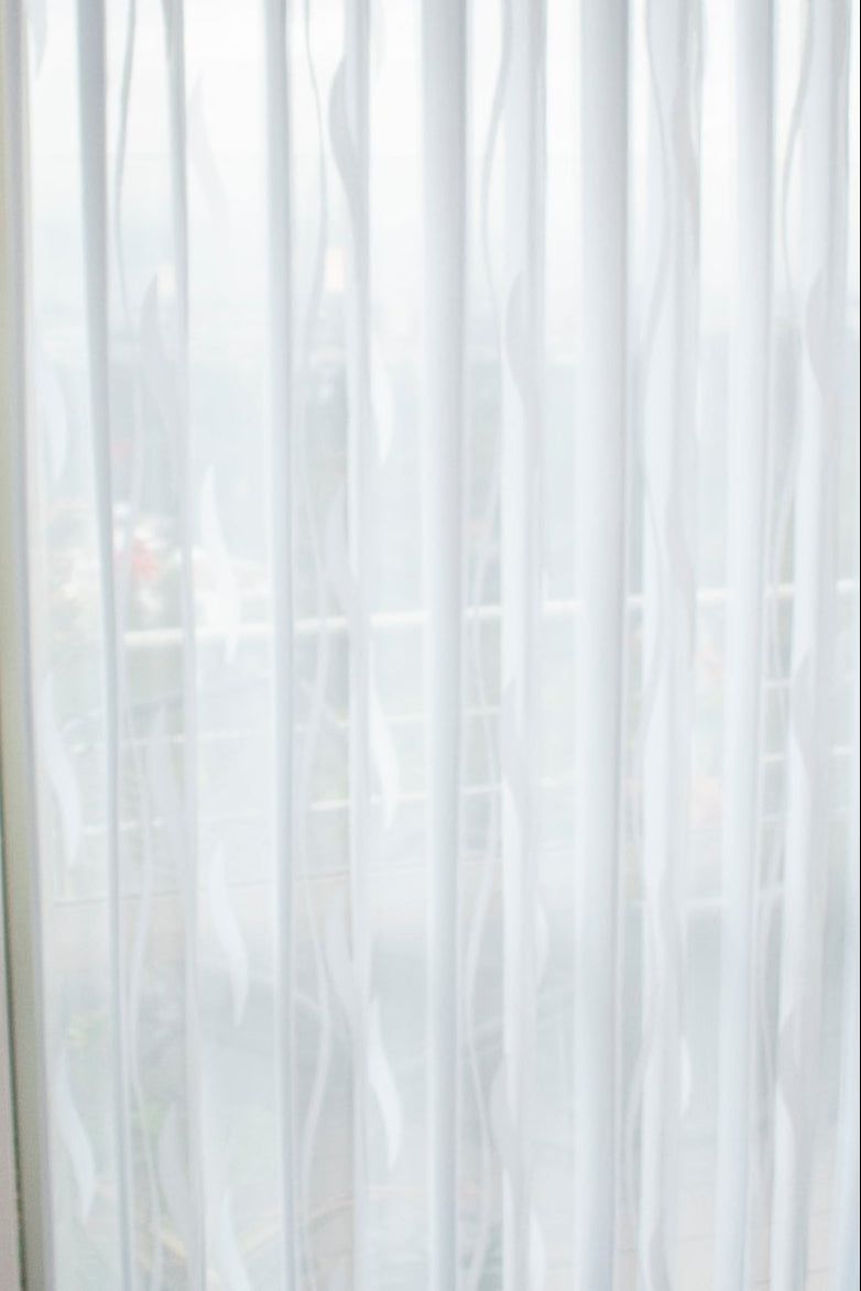 La Vertishade 005 de Vertihome, es perfecta para decorar tus salas, balcones, grandes ventanas de techo a piso, dándoles un toque de vida, modernidad, innovación y elegancia a tu hogar. Permite el paso de la luz moderado para que regules la luminosidad de tus ambientes, fácil de combinar con tus muebles y accesorios    con sus lienzos delgados puede generar movimientos hacia izquierda, derecha o a los extremos de acuerdo a la necesidad que se tenga. 