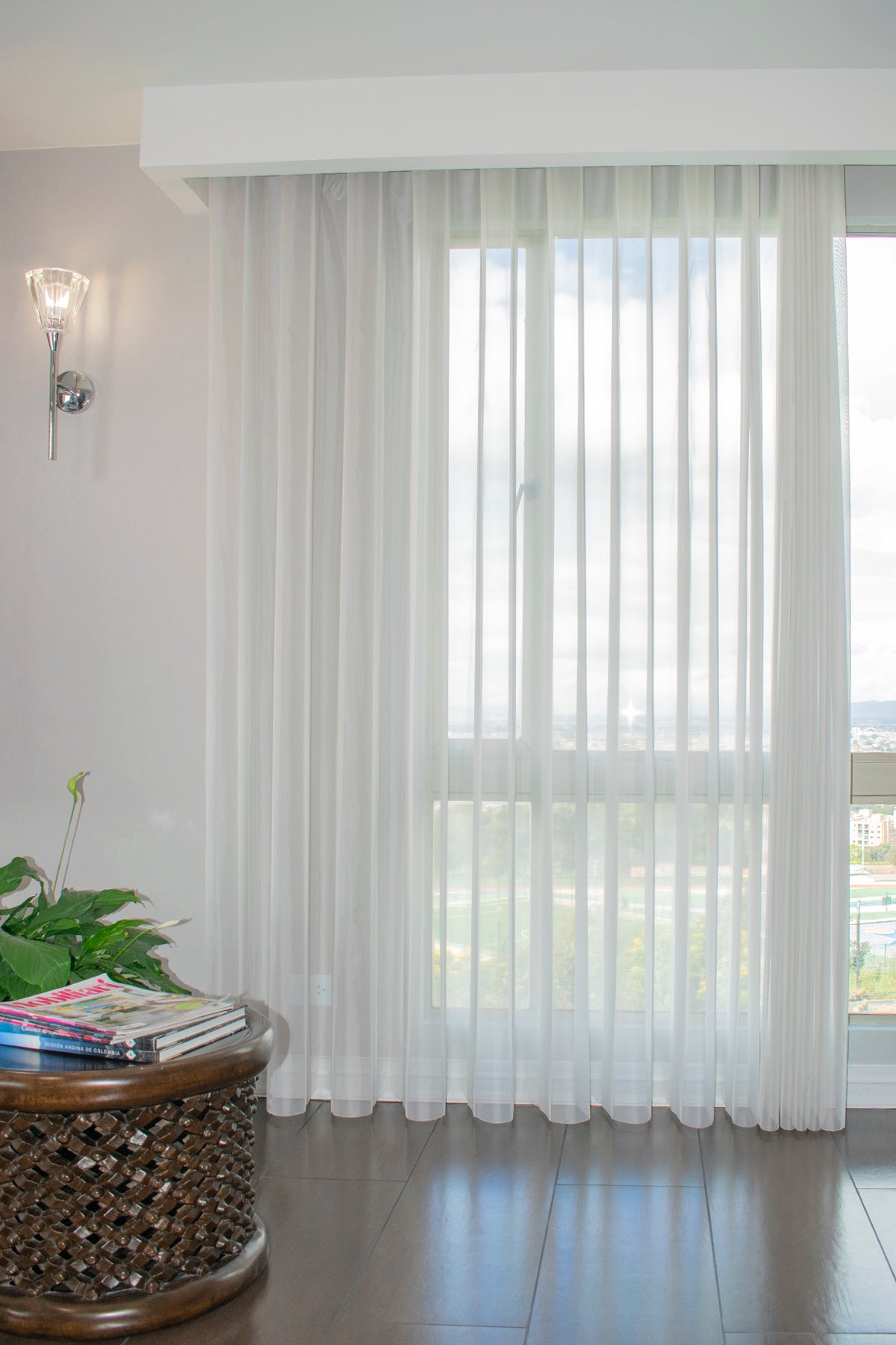 La Vertishade 003 de Vertihome, es perfecta para decorar tus salas, balcones, grandes ventanas de techo a piso, dándoles un toque de vida, modernidad, innovación y elegancia a tu hogar. Permite el paso de la luz moderado para que regules la luminosidad de tus ambientes, fácil de combinar con tus muebles y accesorios   con sus lienzos delgados puede generar movimientos hacia izquierda, derecha o a los extremos de acuerdo a la necesidad que se tenga. 