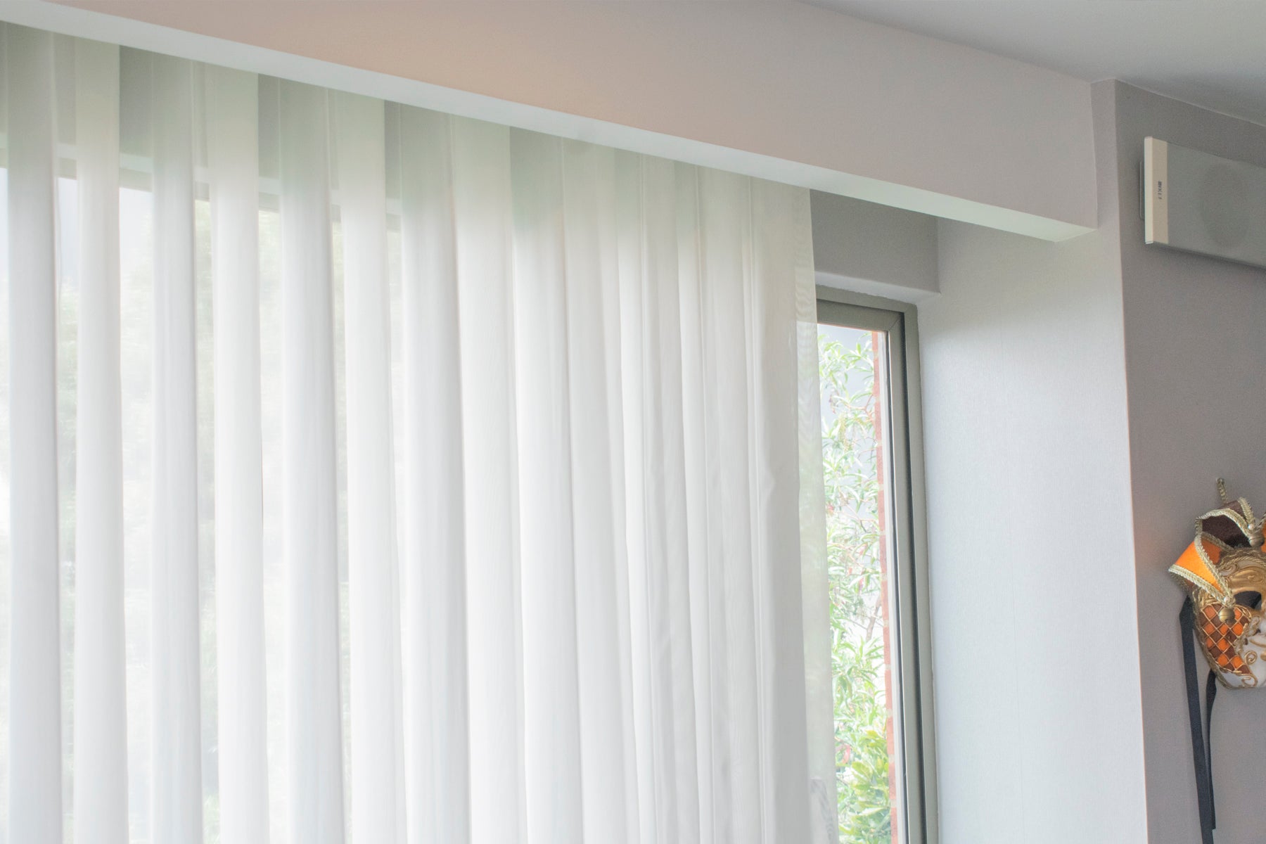 La Vertishade 003 de Vertihome, es perfecta para decorar tus salas, balcones, grandes ventanas de techo a piso, dándoles un toque de vida, modernidad, innovación y elegancia a tu hogar. Permite el paso de la luz moderado para que regules la luminosidad de tus ambientes, fácil de combinar con tus muebles y accesorios   con sus lienzos delgados puede generar movimientos hacia izquierda, derecha o a los extremos de acuerdo a la necesidad que se tenga. 