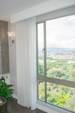 La Vertishade 003 de Vertihome, es perfecta para decorar tus salas, balcones, grandes ventanas de techo a piso, dándoles un toque de vida, modernidad, innovación y elegancia a tu hogar. Permite el paso de la luz moderado para que regules la luminosidad de tus ambientes, fácil de combinar con tus muebles y accesorios   con sus lienzos delgados puede generar movimientos hacia izquierda, derecha o a los extremos de acuerdo a la necesidad que se tenga. 