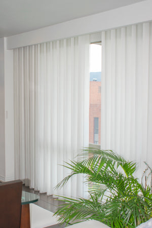 La Vertishade 003 de Vertihome, es perfecta para decorar tus salas, balcones, grandes ventanas de techo a piso, dándoles un toque de vida, modernidad, innovación y elegancia a tu hogar. Permite el paso de la luz moderado para que regules la luminosidad de tus ambientes, fácil de combinar con tus muebles y accesorios   con sus lienzos delgados puede generar movimientos hacia izquierda, derecha o a los extremos de acuerdo a la necesidad que se tenga. 