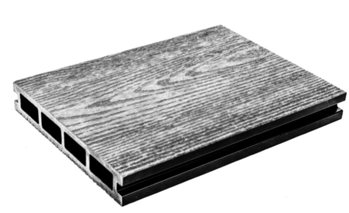 Fabricado con fibras de madera y resinas plásticas. Esto hace que sea un producto 100% reciclable. Dentro de sus principales características está la resistencia al agua, al peso moderado y al exterior en general; no se astilla, anti hongos, bajo mantenimiento, resistente a la intemperie, amigable con el ambiente y fácil de instalar.