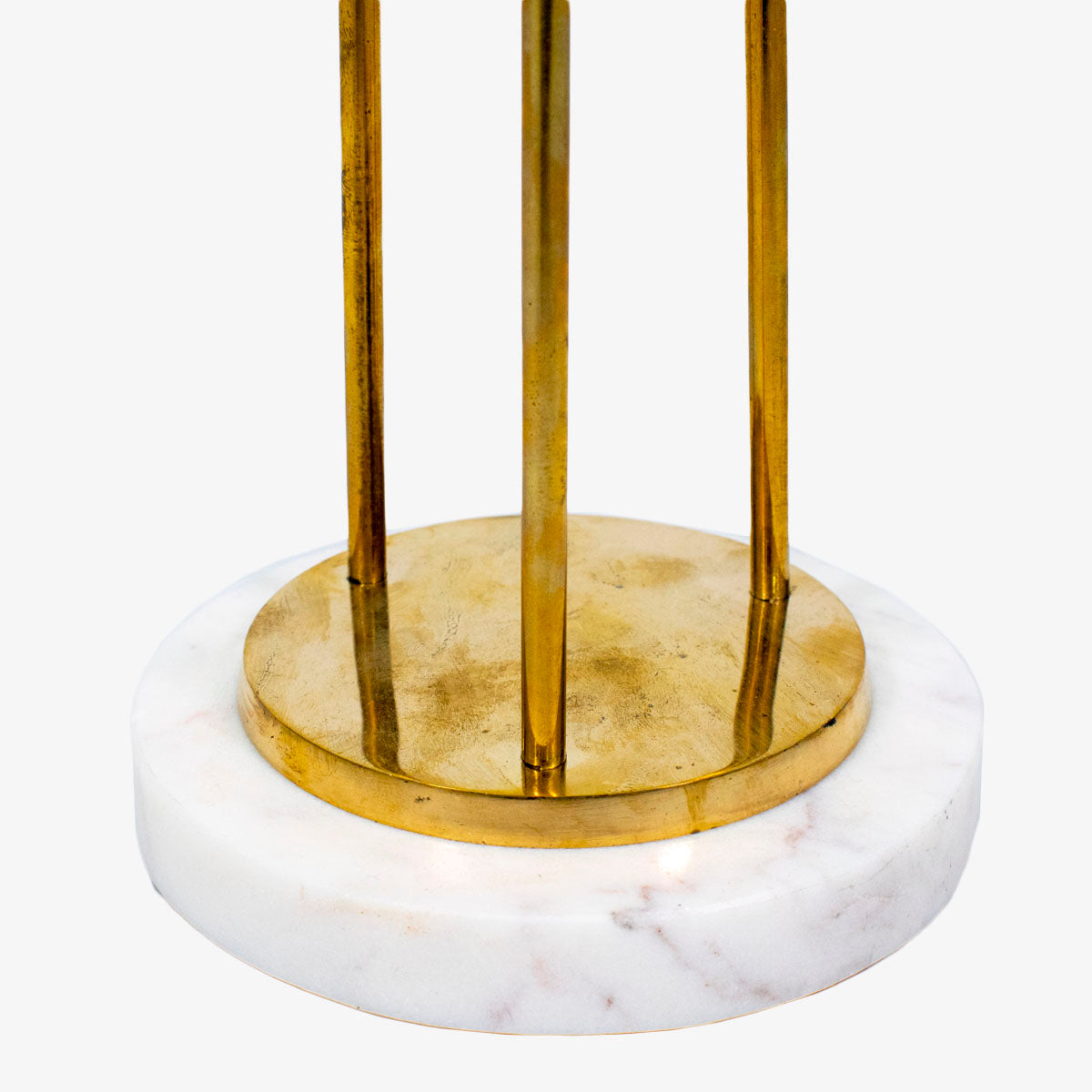 Candelabro decorativo dorado con base de mármol blanco, diseño moderno y elegante para interiores.