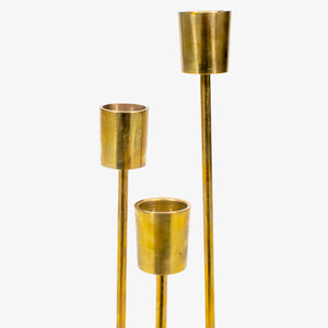 Candelabro decorativo dorado con base de mármol blanco, diseño moderno y elegante para interiores.