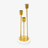 Candelabro decorativo dorado con base de mármol blanco, diseño moderno y elegante para interiores.