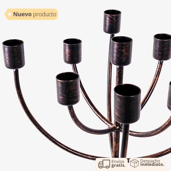 Candelabro decorativo en hierro color café, diseño versátil para velas o flores.