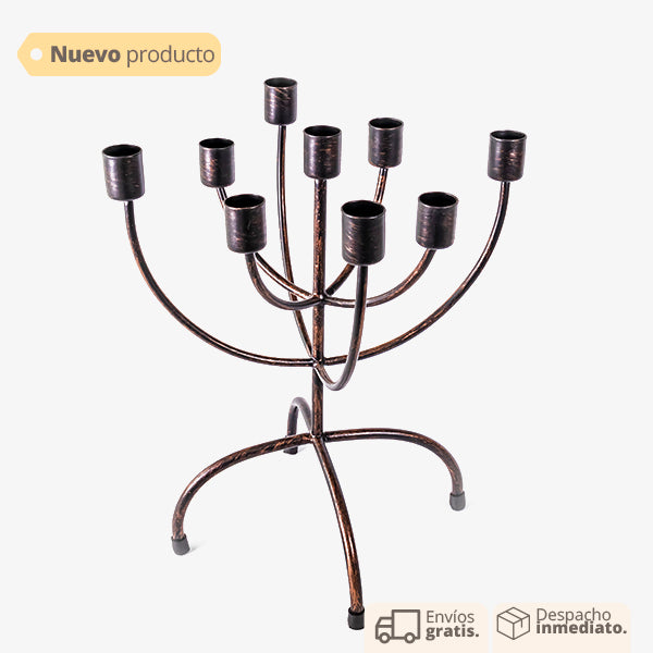 Candelabro decorativo en hierro color café, diseño versátil para velas o flores.