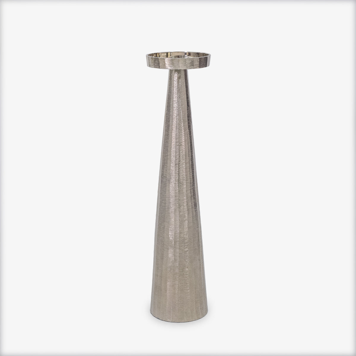Candelabro alto en color plateado con diseño moderno en hierro