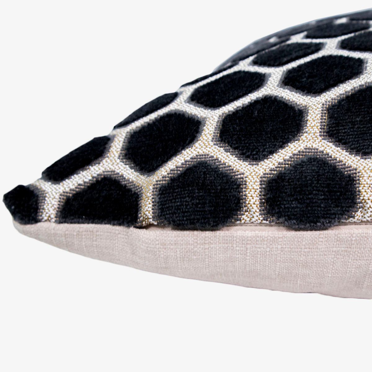 cojín rectangular negro con rombos blancos en algodón relleno de pluma vertihome