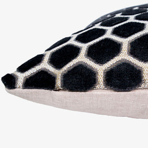 cojín rectangular negro con rombos blancos en algodón relleno de pluma vertihome