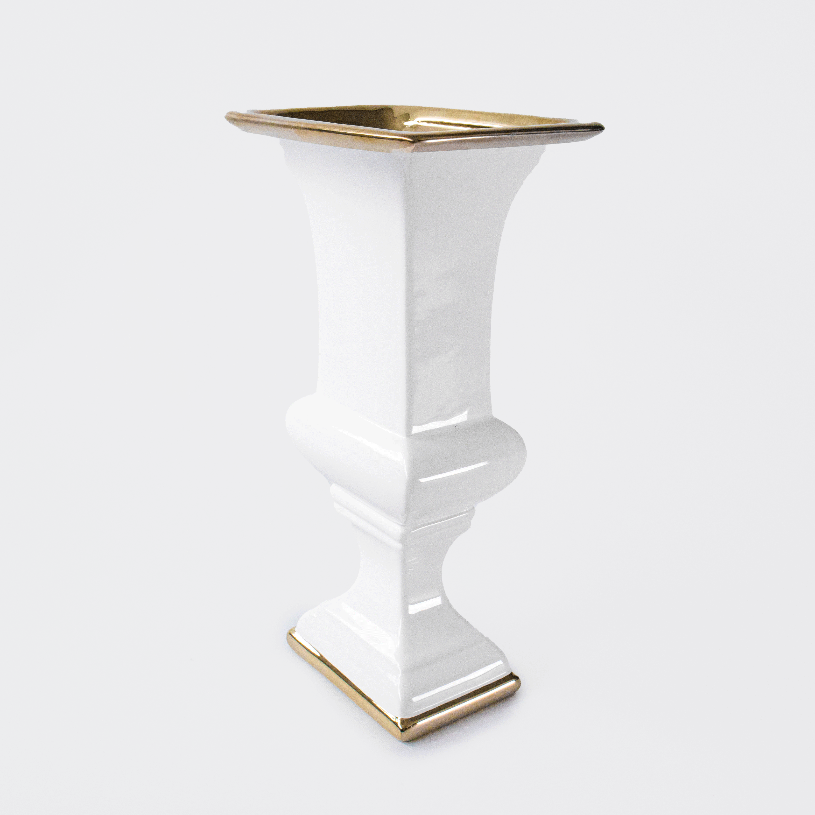 Copa decorativa dorada y blanca en cerámica, diseño elegante para centro de mesa o repisa.