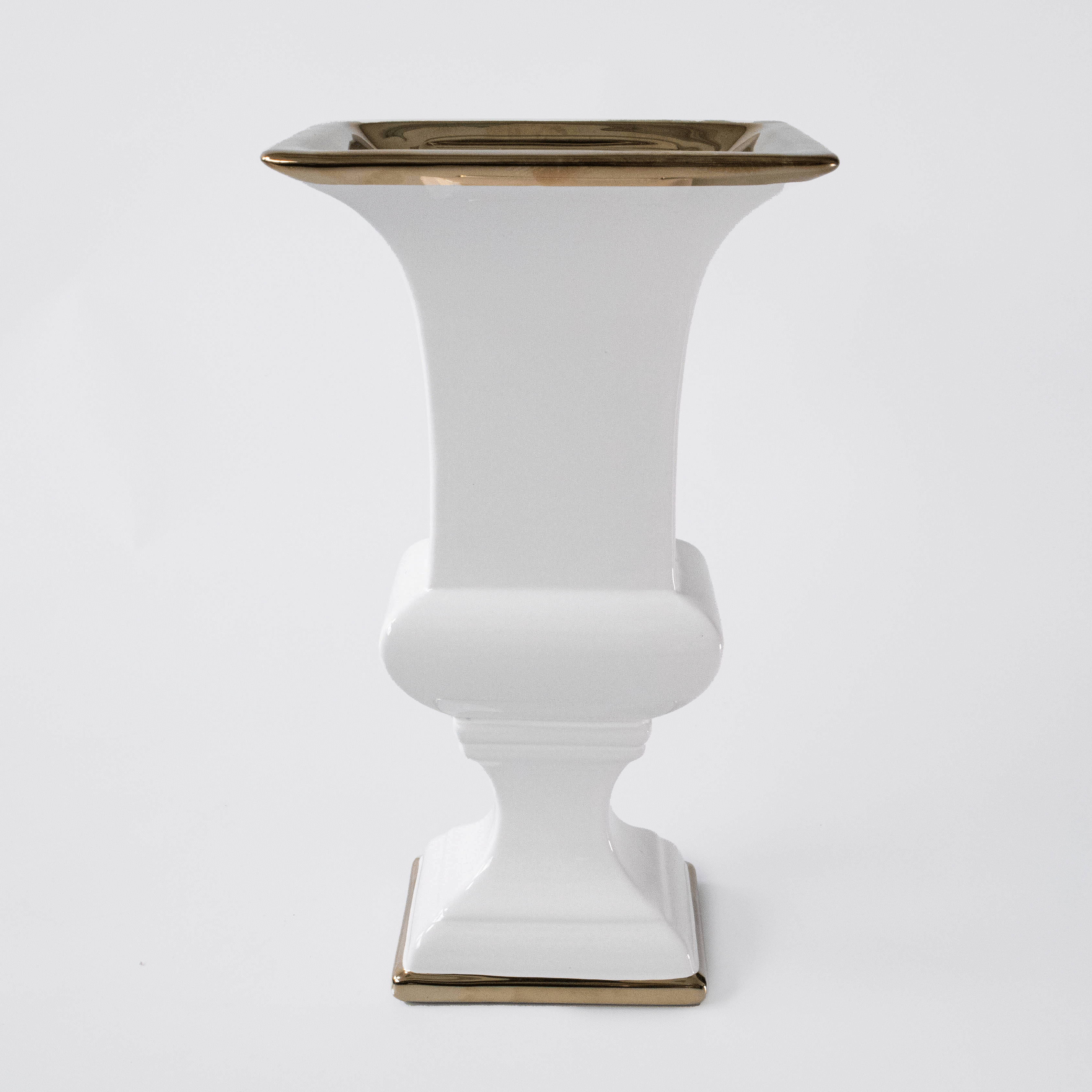 Copa decorativa dorada y blanca en cerámica, diseño elegante para centro de mesa o repisa.