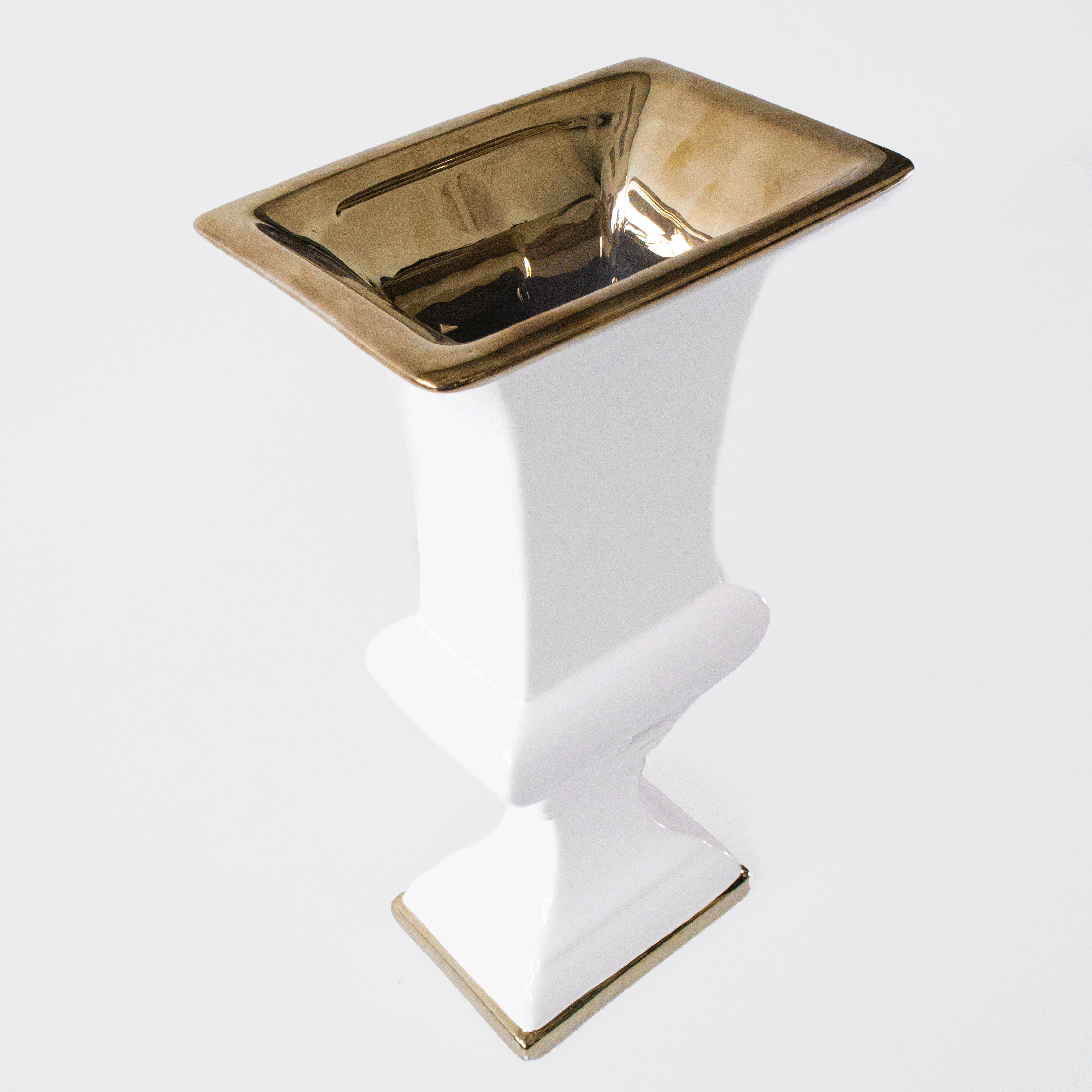 Copa decorativa dorada y blanca en cerámica, diseño elegante para centro de mesa o repisa.