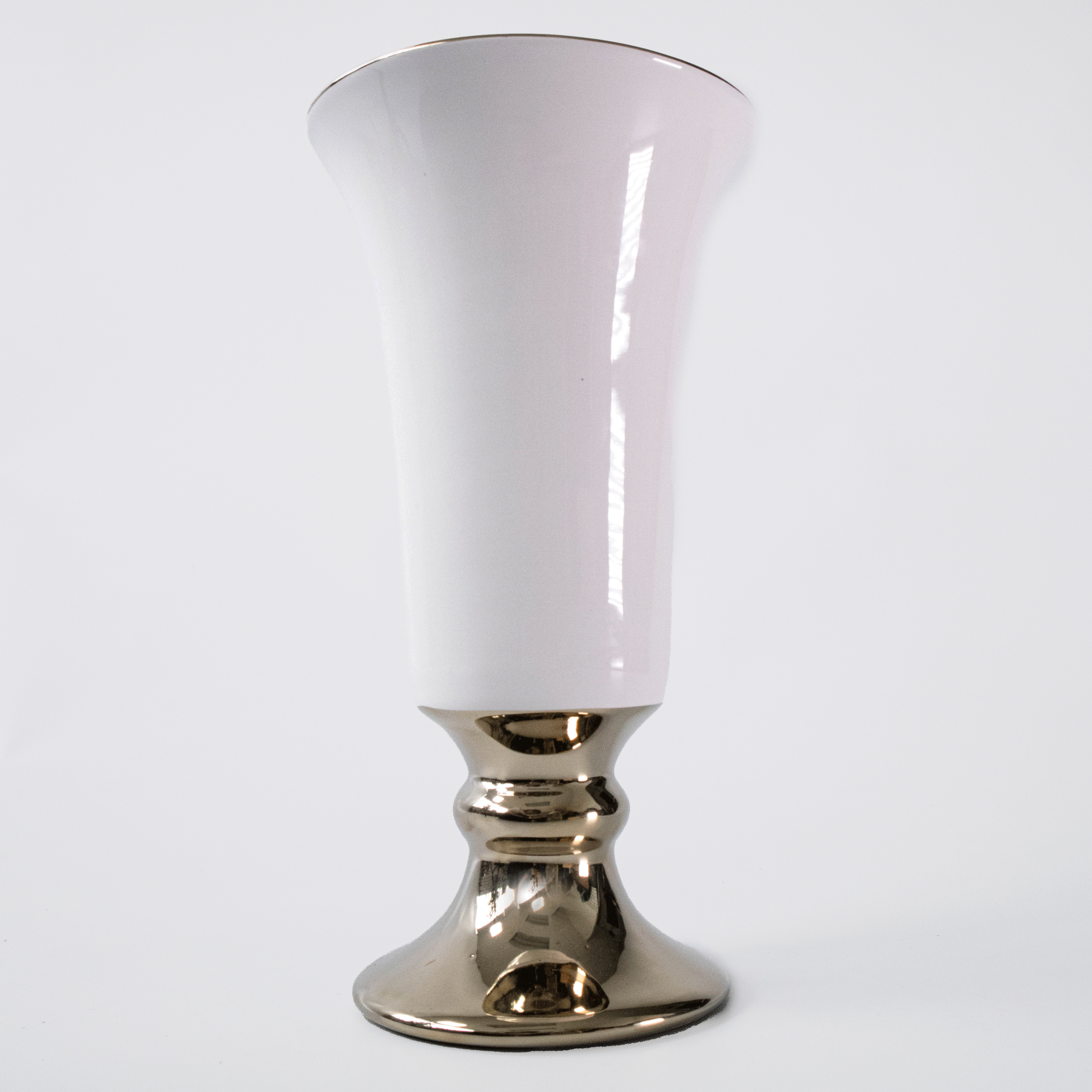 Copa decorativa en cerámica color dorado y blanco, pieza elegante para decorar mesas o repisas.