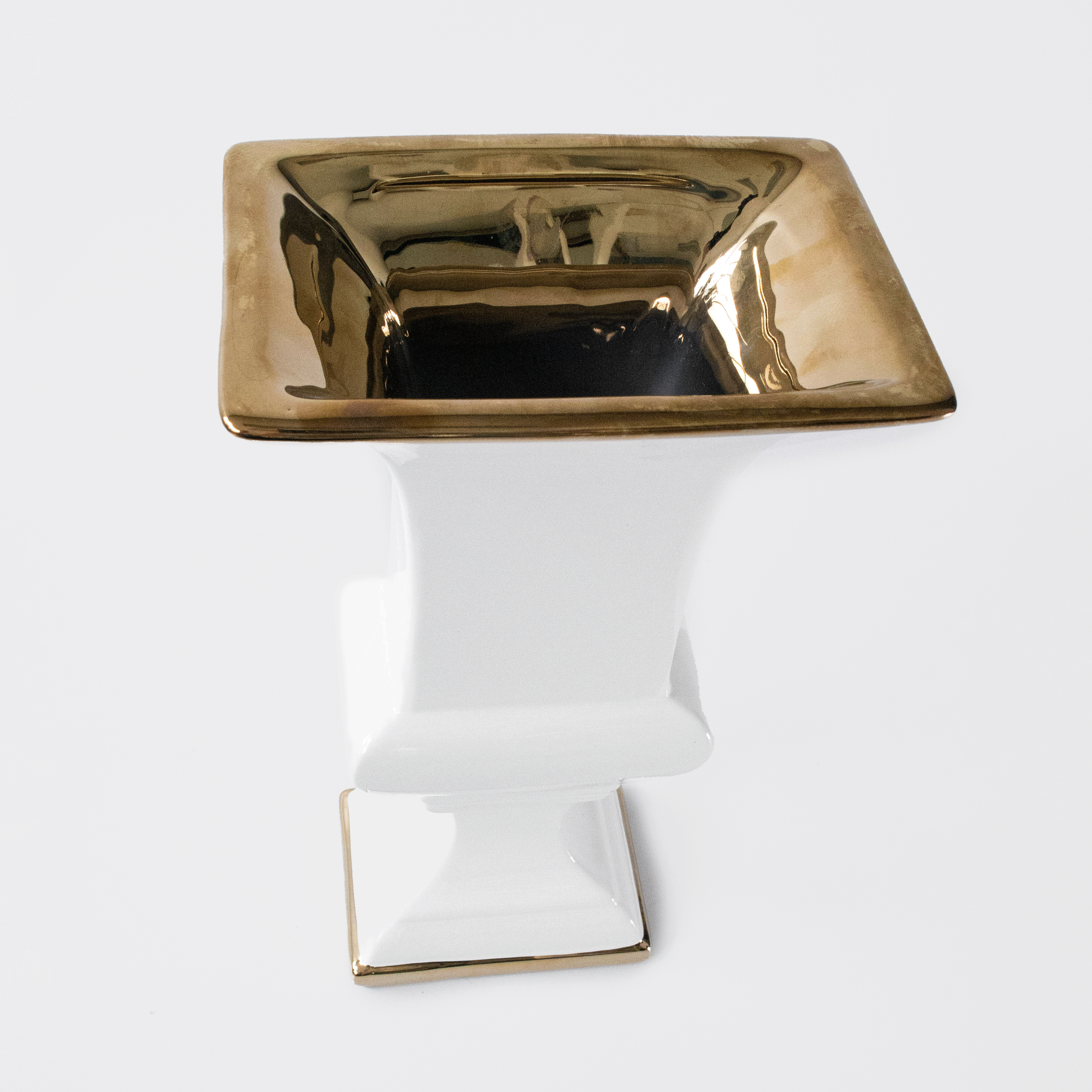 Copa decorativa dorada y blanca en cerámica, diseño elegante para centro de mesa o repisa.