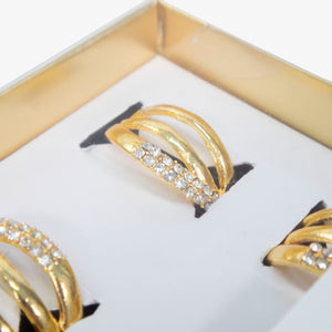 Set de servilleteros de anillos dorados en metal inoxidable, diseño elegante para decoración de mesa.