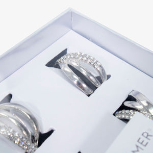 Set de servilleteros de anillos plateados en metal inoxidable, diseño elegante para decoración de mesa.