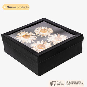 Set de servilleteros en forma de flor dorada con pedrería, diseño elegante y tropical para decoración de mesa.