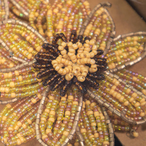 Set de servilleteros dorados en forma de girasol, diseño bordado en pedrería elegante para decoración de mesa.